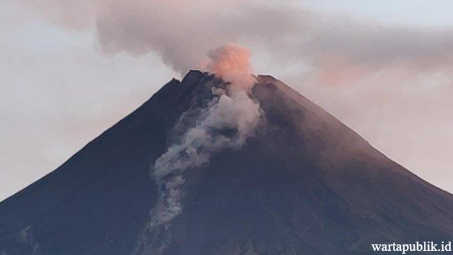 Gunung Merapi Muntahkan 3 Kali Awan Panas Secara Beruntun