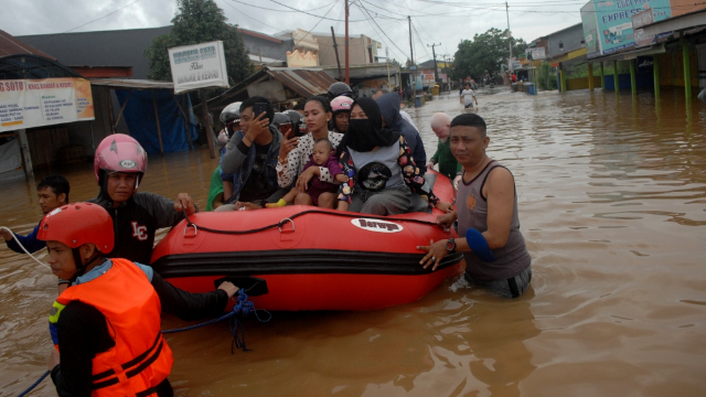 Warga Kesulitan Air untuk Bersihkan Lumpur Banjir Bandang